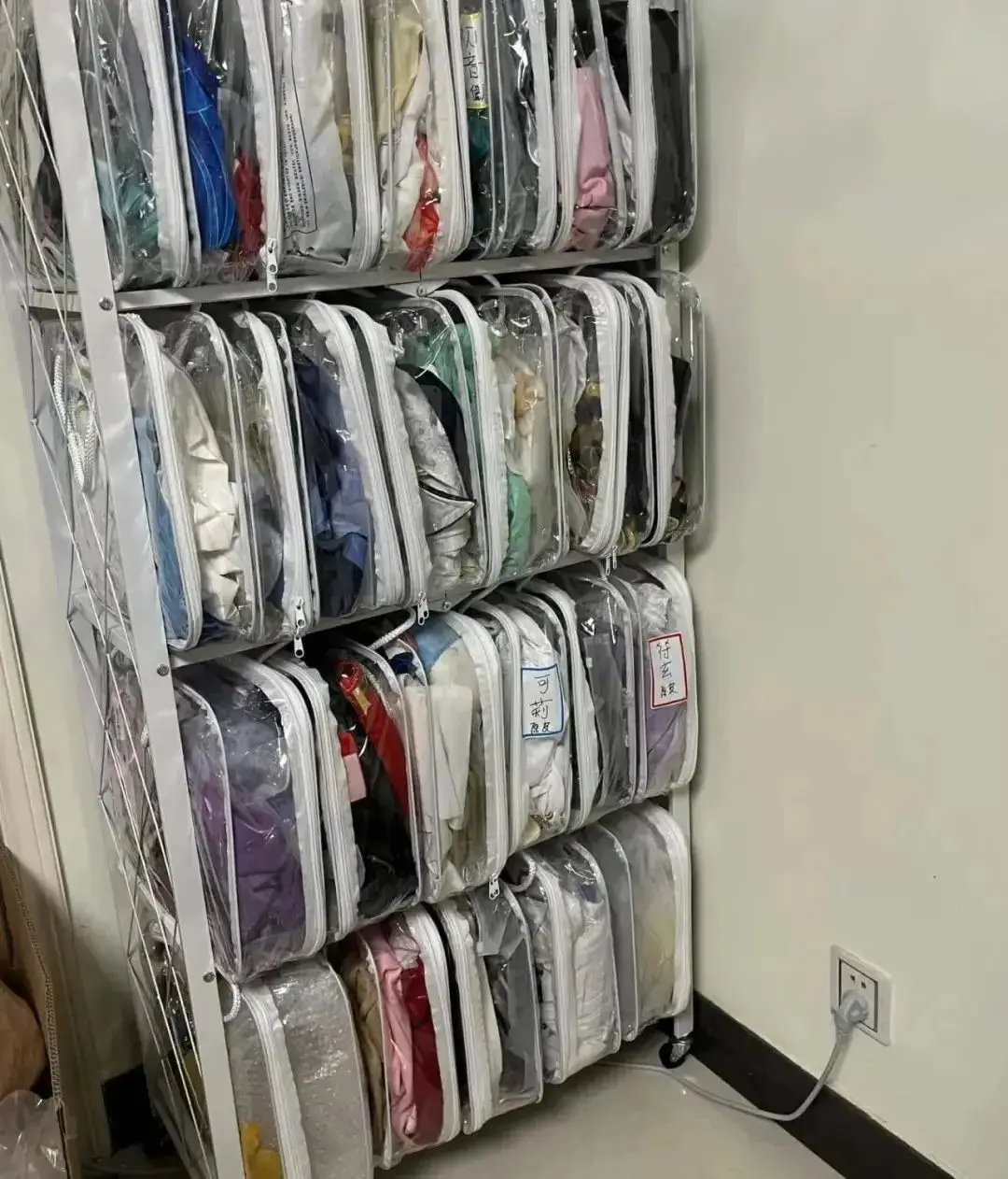 旅行收纳方法_电脑放入电脑包示范_搬家打包技巧