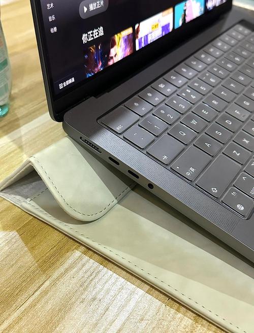 笔记本电脑内胆包必要性 _ 内胆包与电脑包搭配选择 _电脑放入电脑包示范