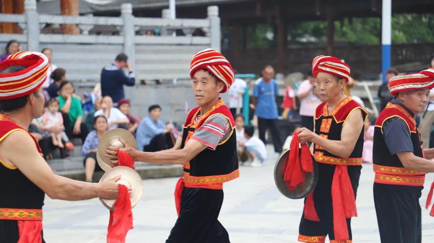 土家族三棒鼓表演形式_龙山搞笑三棒鼓对唱_土家族三棒鼓道具特色